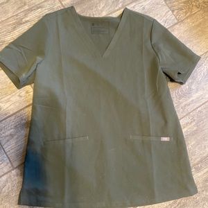 MOSS figs 3 pocket scrub top